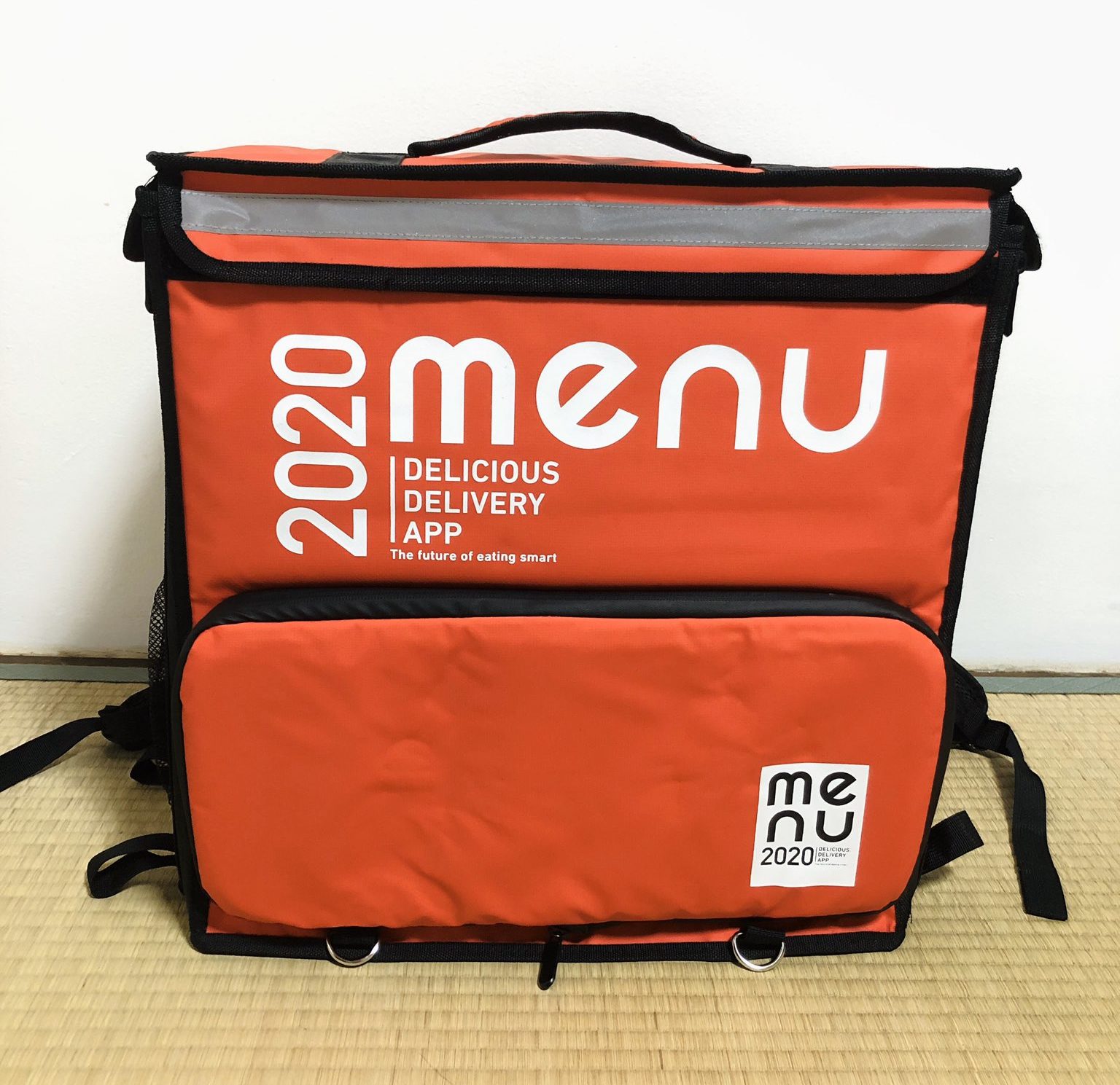 赤や白のデリバリーバッグ】メニューの公式バッグがかっこよかったので 
